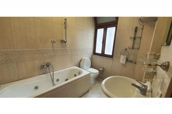 Shtepi ne shitje Apartament ne Tirane, 3+1, Mobilimi Bosh, pa mobiluar, Pagesa 270,000  Euro.