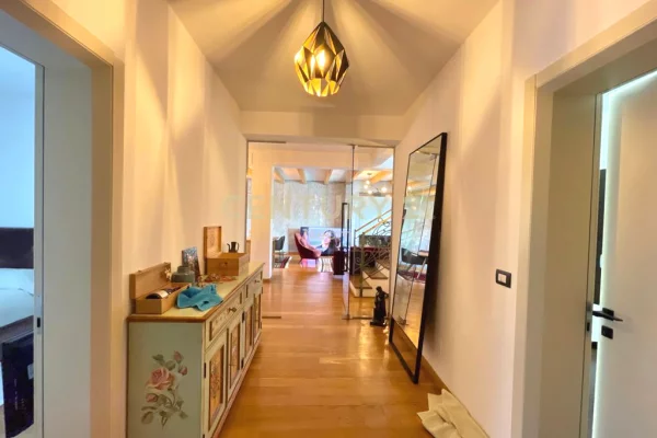 Shtepi me qera Vila Luksoze ne Tirane, 3+1, Mobilimi E mobiluar, Pagesa 4,500  Euro.