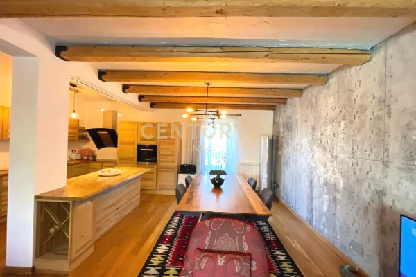 Shtepi me qera Vila Luksoze ne Tirane, 3+1, Mobilimi E mobiluar, Pagesa 4,500  Euro.