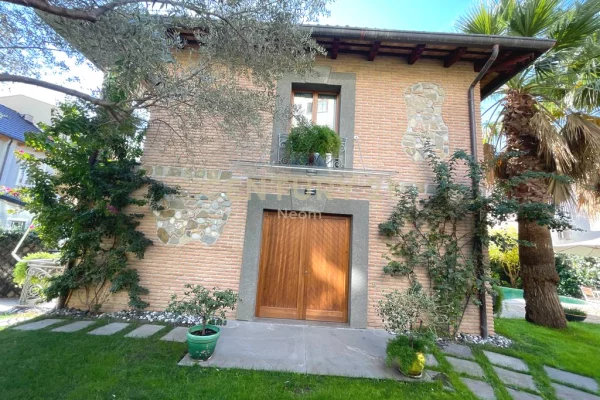 Shtepi me qera 3+1 ne Tirane - 4,500 Euro