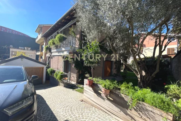 Shtepi me qera Vila Luksoze ne Tirane, 3+1, Mobilimi E mobiluar, Pagesa 4,500  Euro.