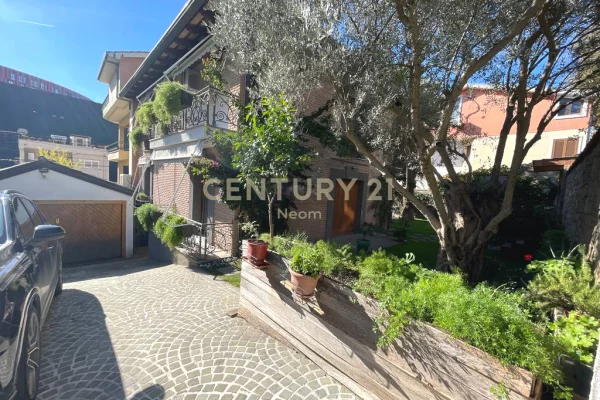 Shtepi me qera Vila Luksoze ne Tirane, 3+1, Mobilimi E mobiluar, Pagesa 4,500  Euro.