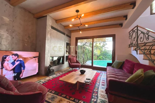 Shtepi me qera Vila Luksoze ne Tirane, 3+1, Mobilimi E mobiluar, Pagesa 4,500  Euro.