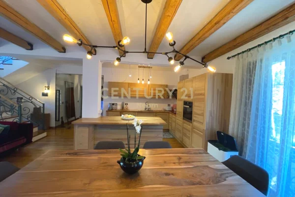 Shtepi me qera Vila Luksoze ne Tirane, 3+1, Mobilimi E mobiluar, Pagesa 4,500  Euro.