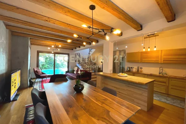 Shtepi me qera Vila Luksoze ne Tirane, 3+1, Mobilimi E mobiluar, Pagesa 4,500  Euro.