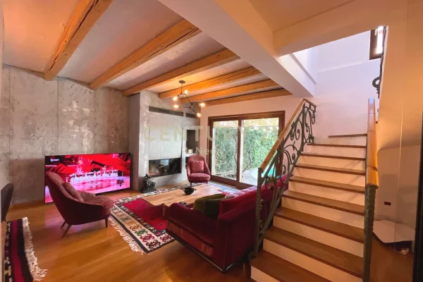 Shtepi me qera Vila Luksoze ne Tirane, 3+1, Mobilimi E mobiluar, Pagesa 4,500  Euro.