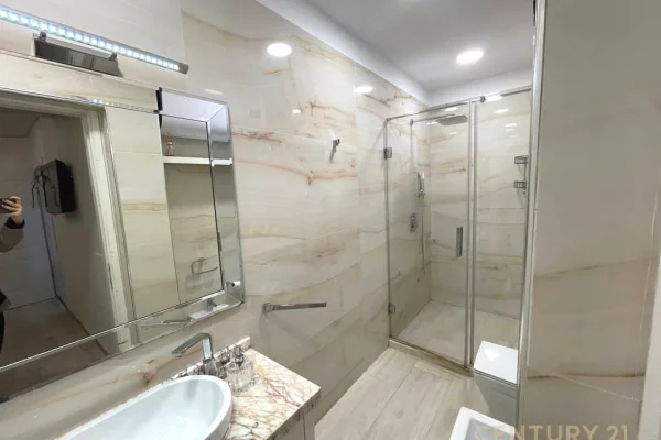 Shtepi me qera Apartament ne Tirane, 2+1, Mobilimi E mobiluar, Pagesa 1,300  Euro.