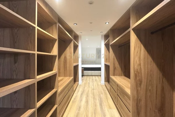 Shtepi me qera Duplex(shtepi me 2 kate) ne Tirane, 3+1, Mobilimi E mobiluar, Pagesa 2,000  Euro.