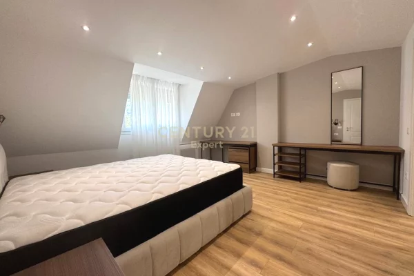 Shtepi me qera Duplex(shtepi me 2 kate) ne Tirane, 3+1, Mobilimi E mobiluar, Pagesa 2,000  Euro.