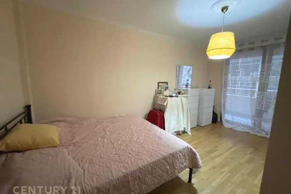 Shtepi me qera 2+1 ne Tirane - 1,200 Euro