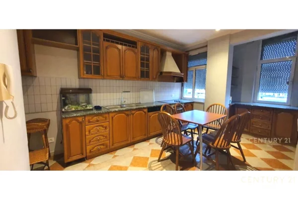 Shtepi ne shitje Apartament ne Tirane, 3+1, Mobilimi Bosh, pa mobiluar, Pagesa 550,000  Euro.