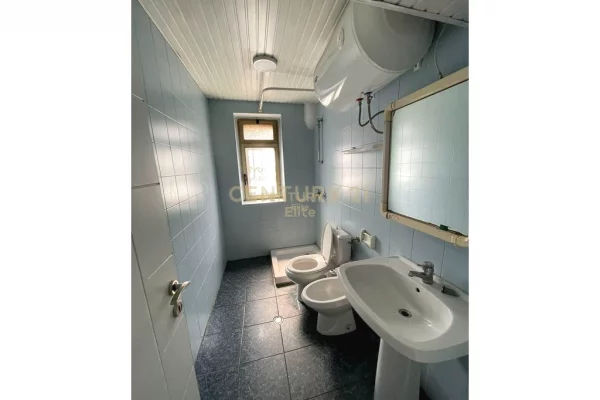 Shtepi me qera Apartament ne Tirane, 3+1, Mobilimi Bosh, pa mobiluar, Pagesa 1,000  Euro.