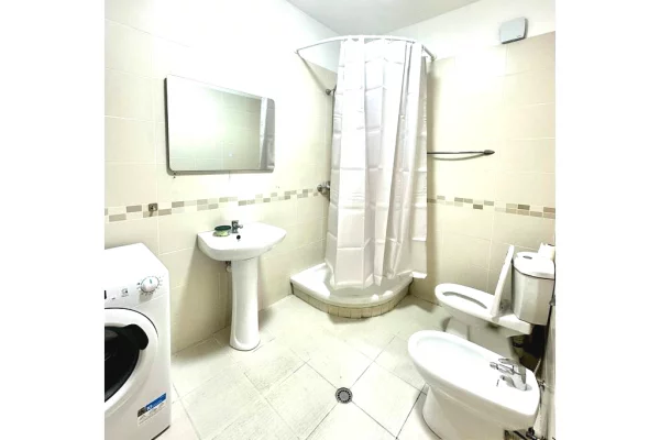 Shtepi me qera Apartament ne Tirane, 3+1, Mobilimi Pjeserisht e mobiluar, Pagesa 700  Euro.