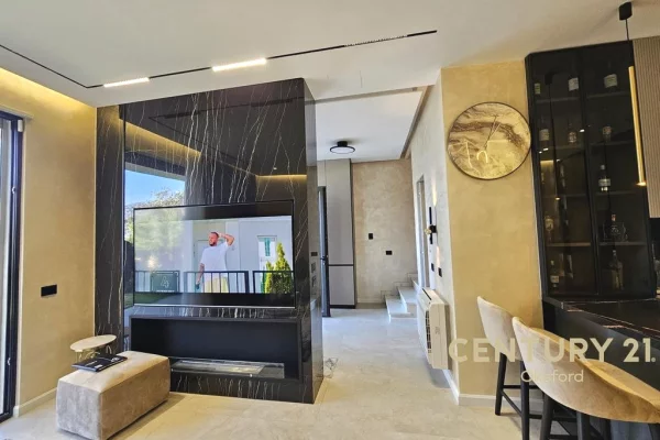 Shtepi me qera Vila Luksoze ne Tirane, 3+1, Mobilimi E mobiluar, Pagesa 2,000  Euro.