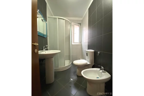 Shtepi me qera Apartament ne Tirane, 3+1, Mobilimi Pjeserisht e mobiluar, Pagesa 700  Euro.