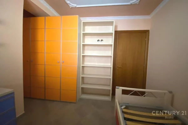 Shtepi me qera Apartament ne Tirane, 3+1, Mobilimi Pjeserisht e mobiluar, Pagesa 700  Euro.