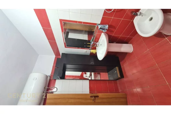 Shtepi ne shitje Apartament ne Tirane, 1+1, Mobilimi Pjeserisht e mobiluar, Pagesa 90,000  Euro.