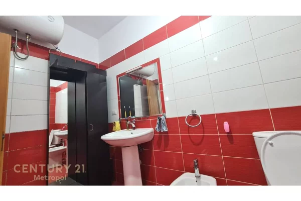 Shtepi ne shitje Apartament ne Tirane, 1+1, Mobilimi Pjeserisht e mobiluar, Pagesa 90,000  Euro.