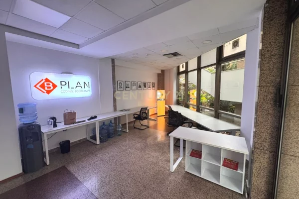 Ambient biznesi me qera 3+1 ne Tirane - 4,510 Euro