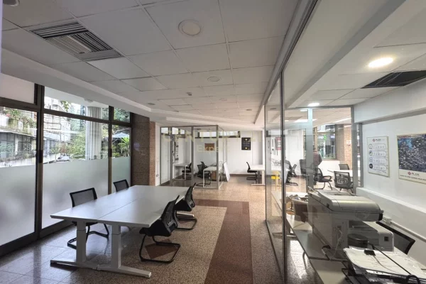 Ambient biznesi me qera 3+1 ne Tirane - 4,510 Euro