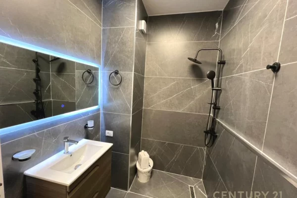 Shtepi me qera Apartament ne Tirane, 3+1, Mobilimi Bosh, pa mobiluar, Pagesa 1,500  Euro.