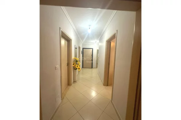 Shtepi ne shitje Apartament ne Tirane, 3+1, Mobilimi Pjeserisht e mobiluar, Pagesa 350,000  Euro.