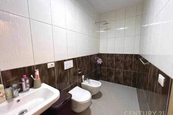 Shtepi ne shitje Apartament ne Tirane, 2+1, Mobilimi E mobiluar, Pagesa 300,000  Euro.