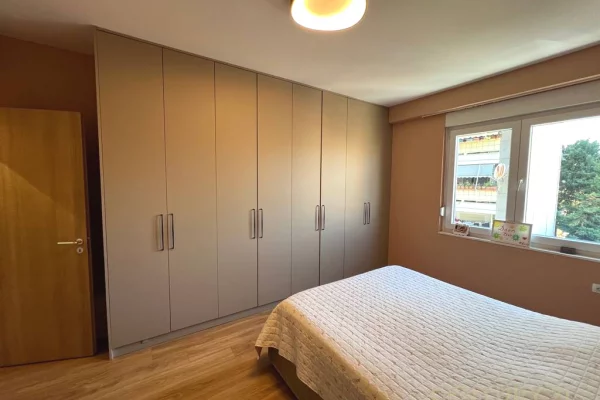 Shtepi ne shitje Apartament ne Tirane, 2+1, Mobilimi E mobiluar, Pagesa 300,000  Euro.