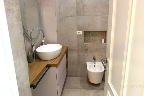 Shtepi ne shitje Apartament ne Tirane, 2+1, Mobilimi E mobiluar, Pagesa 225,000  Euro.