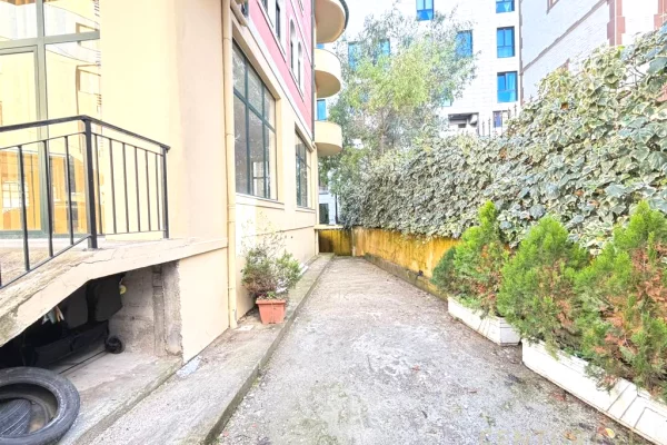 Shtepi me qera 7+1 ne Tirane - 3,500 Euro