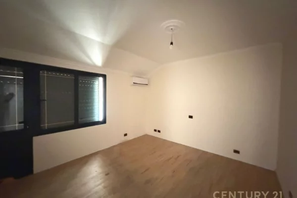 Shtepi me qera Vila Luksoze ne Tirane, 7+1, Mobilimi Bosh, pa mobiluar, Pagesa 3,500  Euro.