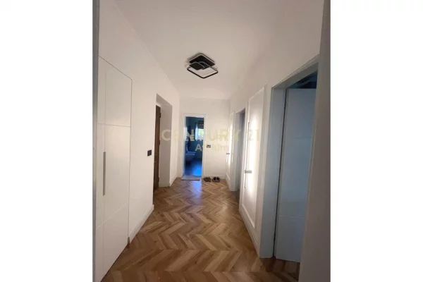 Shtepi ne shitje Apartament ne Tirane, 2+1, Mobilimi E mobiluar, Pagesa 128,000  Euro.
