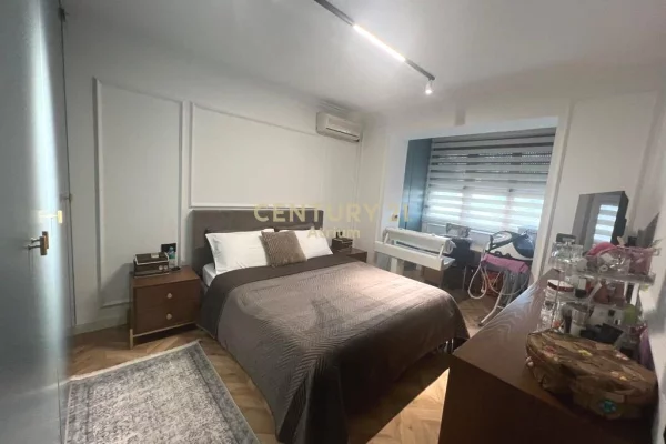 Shtepi ne shitje Apartament ne Tirane, 2+1, Mobilimi E mobiluar, Pagesa 128,000  Euro.