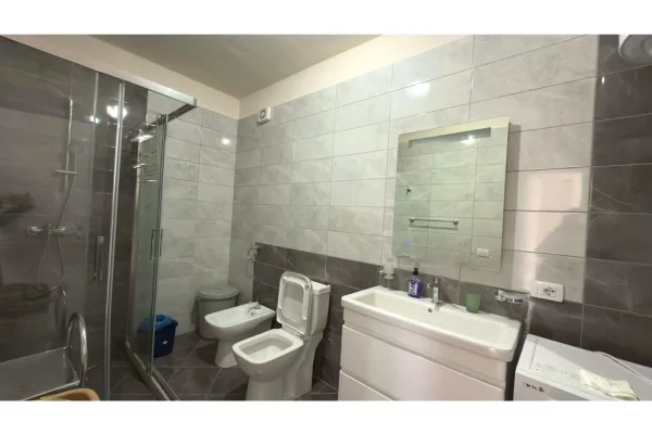 Shtepi ne shitje Apartament ne Tirane, 2+1, Mobilimi E mobiluar, Pagesa 150,000  Euro.