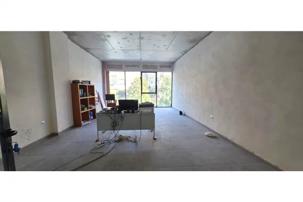 Ambient biznesi me qera 2+1 ne Tirane - 2,200 Euro