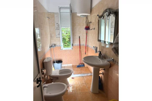 Shtepi ne shitje Apartament ne Tirane, 2+1, Mobilimi E mobiluar, Pagesa 170,000  Euro.