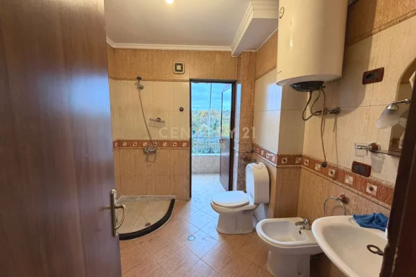 Shtepi ne shitje Apartament ne Tirane, 2+1, Mobilimi Bosh, pa mobiluar, Pagesa 225,000  Euro.