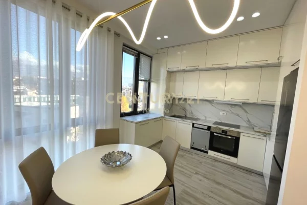 Shtepi me qera 2+1 ne Tirane - 1,300 Euro