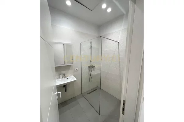 Shtepi me qera Apartament ne Tirane, 2+1, Mobilimi Bosh, pa mobiluar, Pagesa 1,300  Euro.