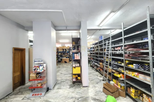 Ambiente Commerciale in Affitto 1+1 a Tirana - 3,200 Euro
