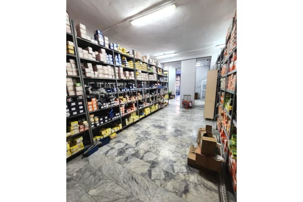 Ambiente Commerciale in Affitto 1+1 a Tirana - 3,200 Euro