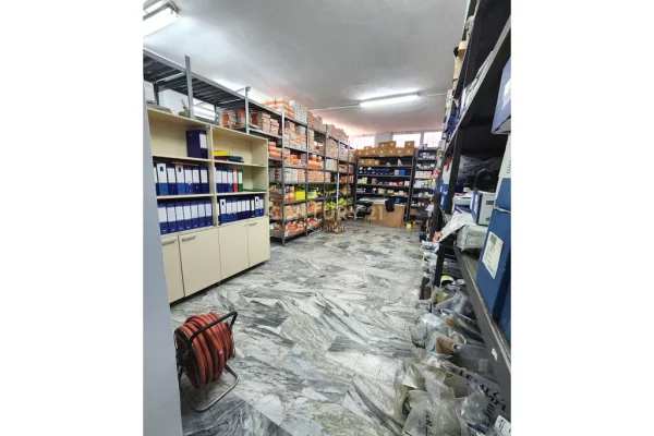 Ambient biznesi per qira, ne Rrugen Kryesore Dritan Hoxha, Laprake - 187 m2