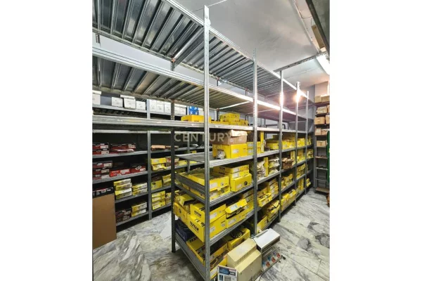 Ambiente Commerciale in Affitto 1+1 a Tirana - 3,200 Euro