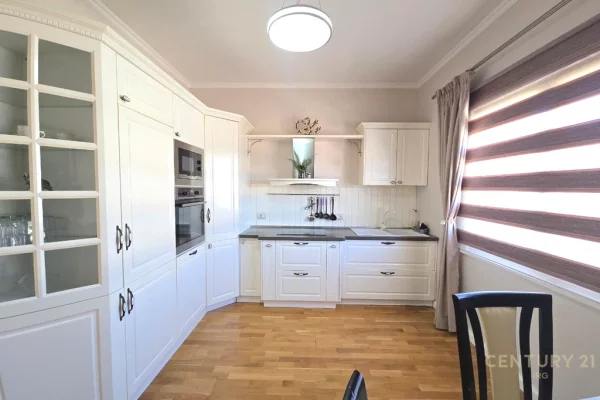 Shtepi ne shitje Penthose(kati i fundit panoramik) ne Tirane, 2+1, Mobilimi E mobiluar, Pagesa 310,000  Euro.