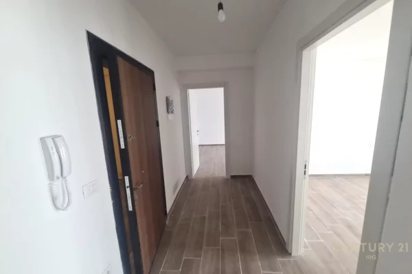 Shtepi me qera Apartament ne Tirane, 3+1, Mobilimi Bosh, pa mobiluar, Pagesa 400  Euro.