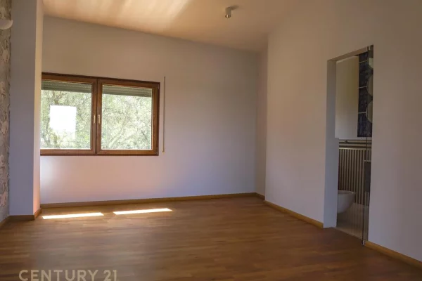 Shtepi ne shitje Vila Luksoze ne Tirane, 4+1, Mobilimi Pjeserisht e mobiluar, Pagesa 1,547,000  Euro.