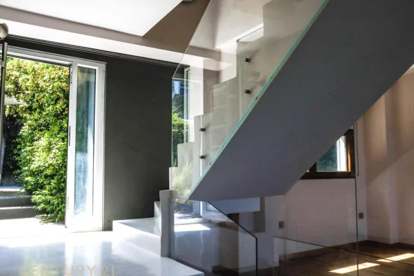 Shtepi ne shitje Vila Luksoze ne Tirane, 4+1, Mobilimi Pjeserisht e mobiluar, Pagesa 1,547,000  Euro.