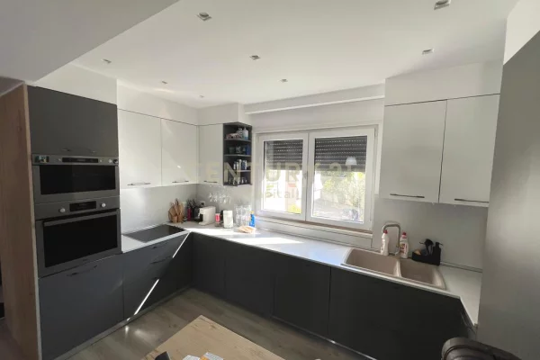 Shtepi me qera Apartament ne Tirane, 3+1, Mobilimi E mobiluar, Pagesa 1,300  Euro.