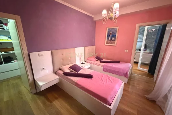 Shtepi ne shitje Apartament ne Tirane, 3+1, Mobilimi E mobiluar, Pagesa 250,000  Euro.