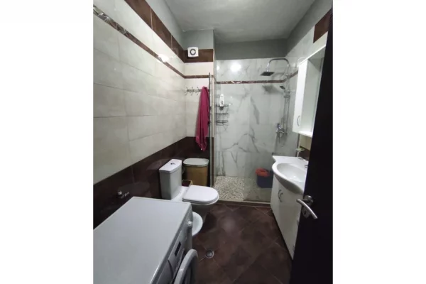Shtepi me qera Apartament ne Tirane, 2+1, Mobilimi E mobiluar, Pagesa 950  Euro.